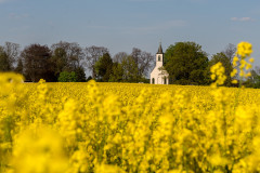 landschaft-himmel-felder-kirche