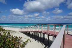 holzbruecke-sand-meer-himmel