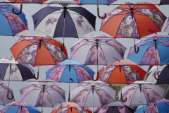regenschirme-wolkenhimmel-farben-muster