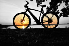 fahrrad-gewaesser-daemmerung-ufer