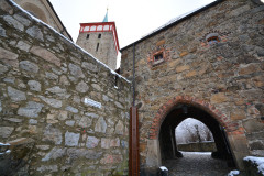 mittelalterliche-stadtmauer-roter-ziegelstein