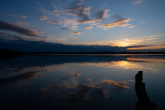sonnenuntergang-wolken-gras-wasser