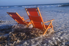 strand-schaukelstuehle-sand-wasser
