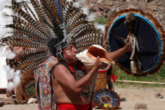 indianer-krieger-trompete-berge
