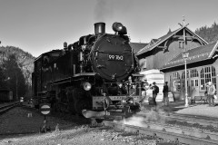 dampflok-eisenbahnstrecke-baeume-huegel