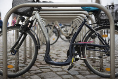 fahrradstaender-fahrraeder-gepflastert-naturlicht