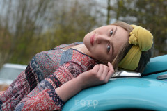 frau-auto-dach-huegel