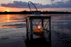 laterne-gewaesser-dunkelheit-lichtstimmung