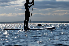 person-board-wasser-himmel