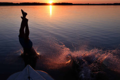 person-sprung-himmel-wasser