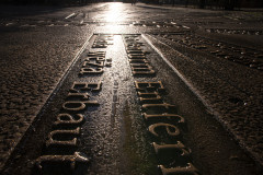 sonnenaufgang-strasse-schild-beton